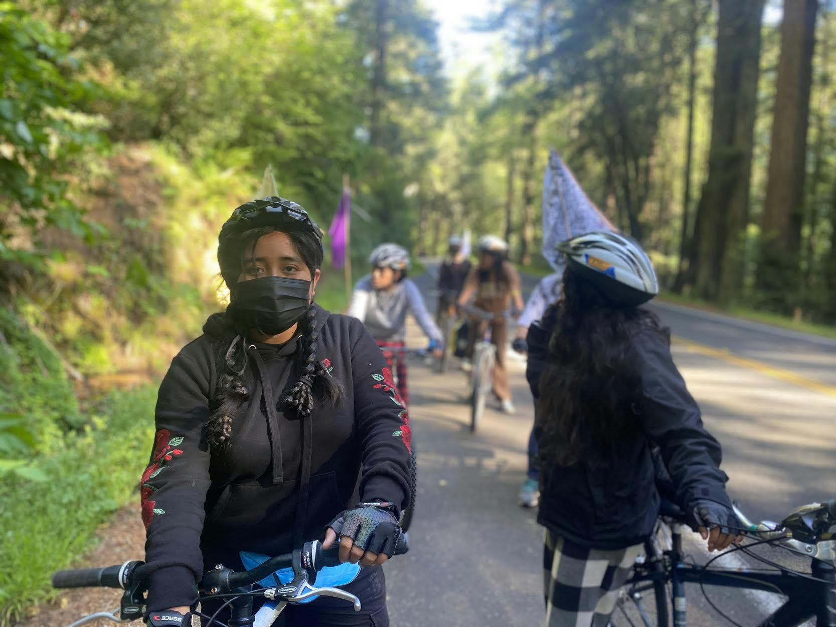 Los jóvenes de Oakland andan en bicicleta hacia un futuro mejor