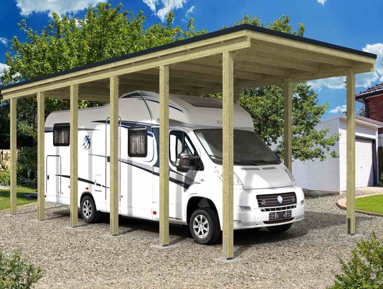 Photo d'un carport bois camping-car robuste et design en situé à côté d'une maison et d'un grand arbre sous la lumière du matin.