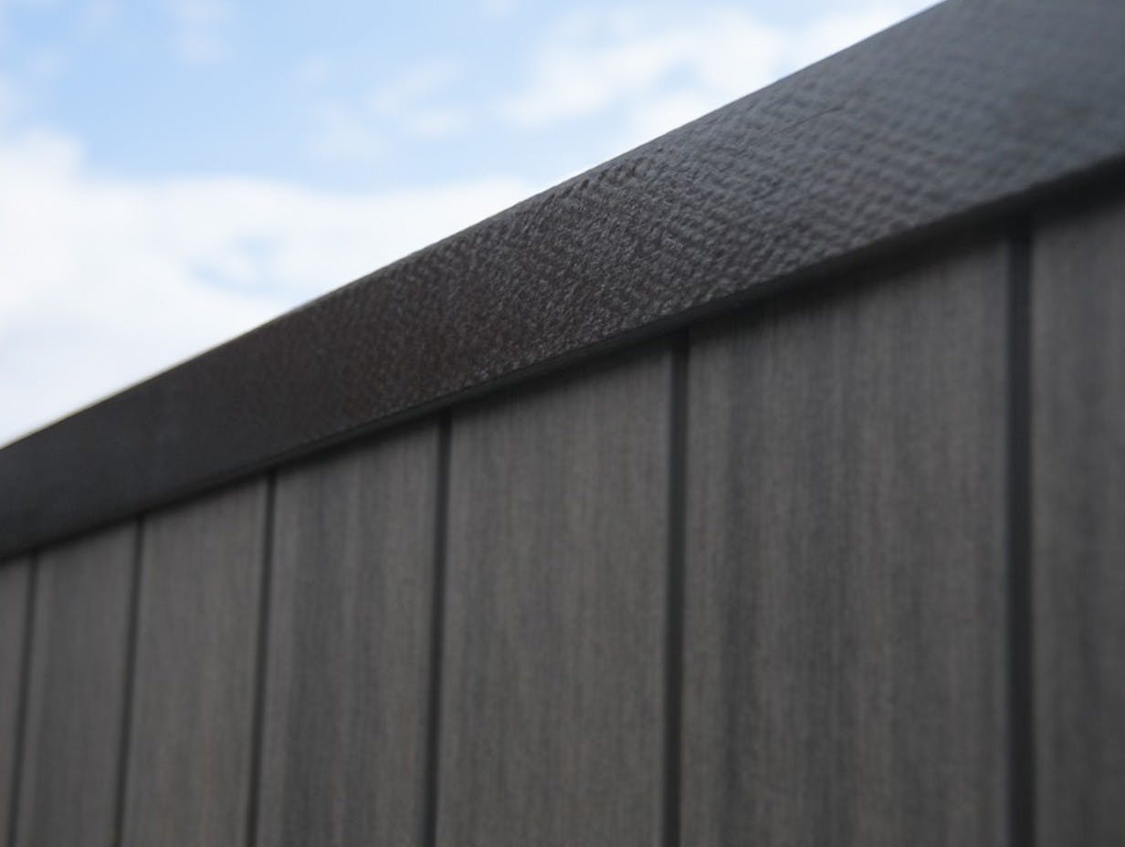 Une toiture en EPDM sous un ciel bleu.