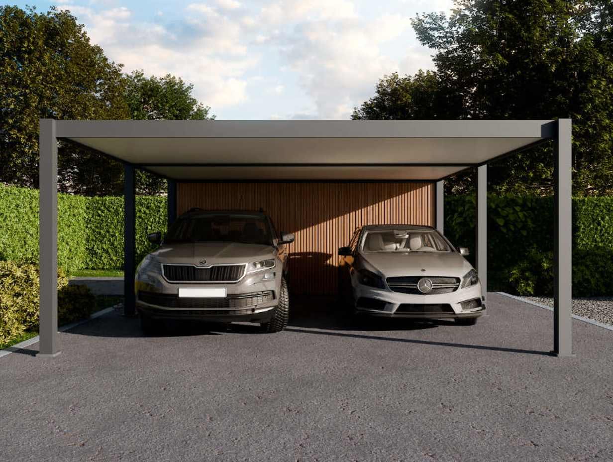 Image d'un carport en aluminium avec des panneaux d'occultation en bois composite dans un jardin avec une maison en arrière-plan, structure autoportante.