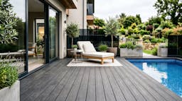 Terrasse in composiet hout aan de rand van een zwembad