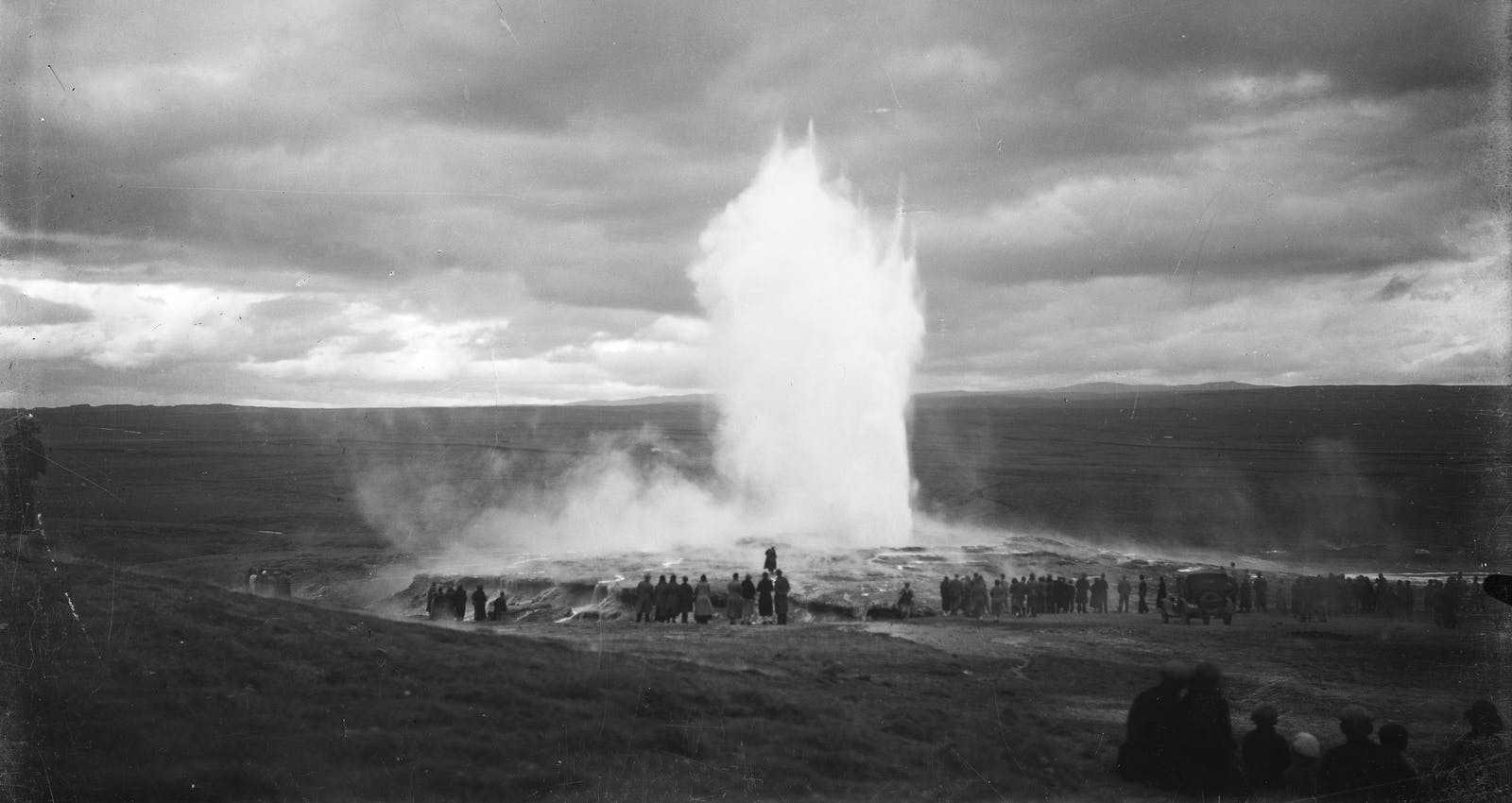 Geysir erupting