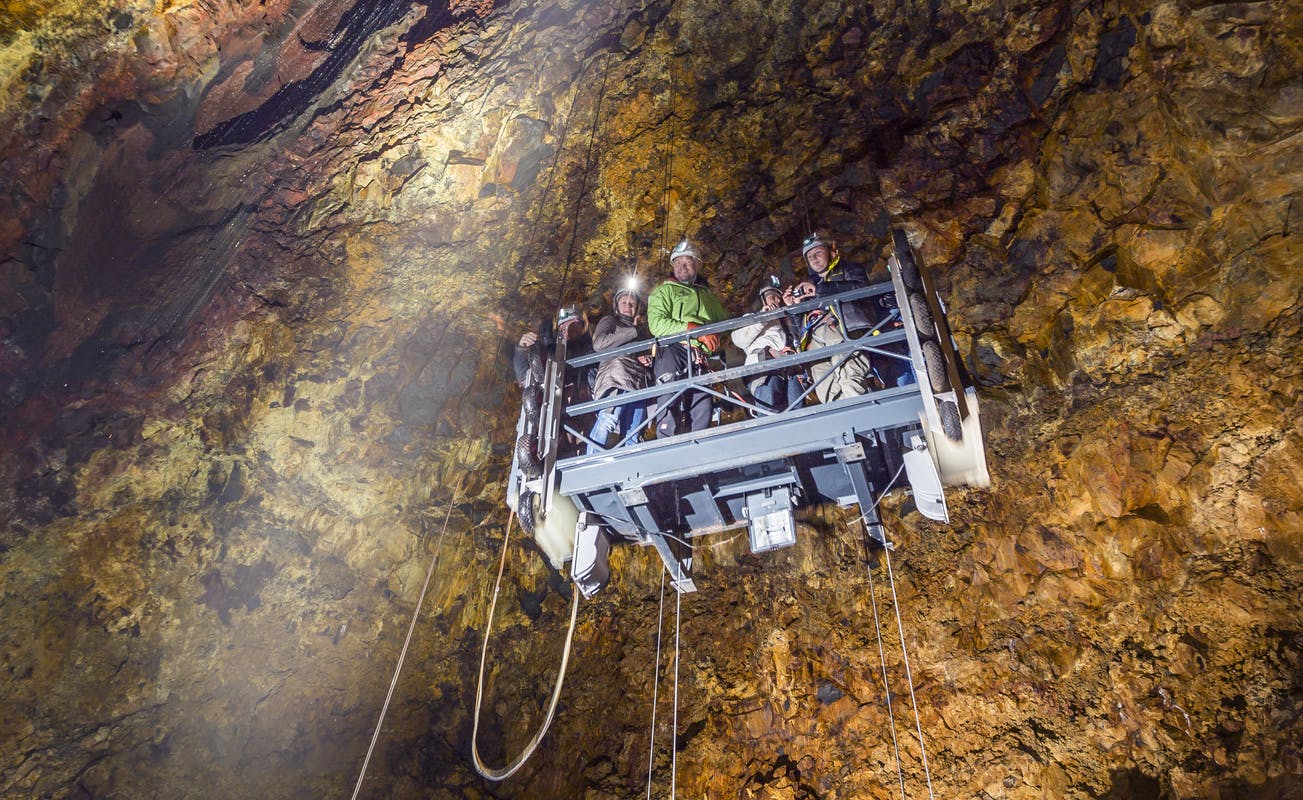 Descending into Þrihnukagigur