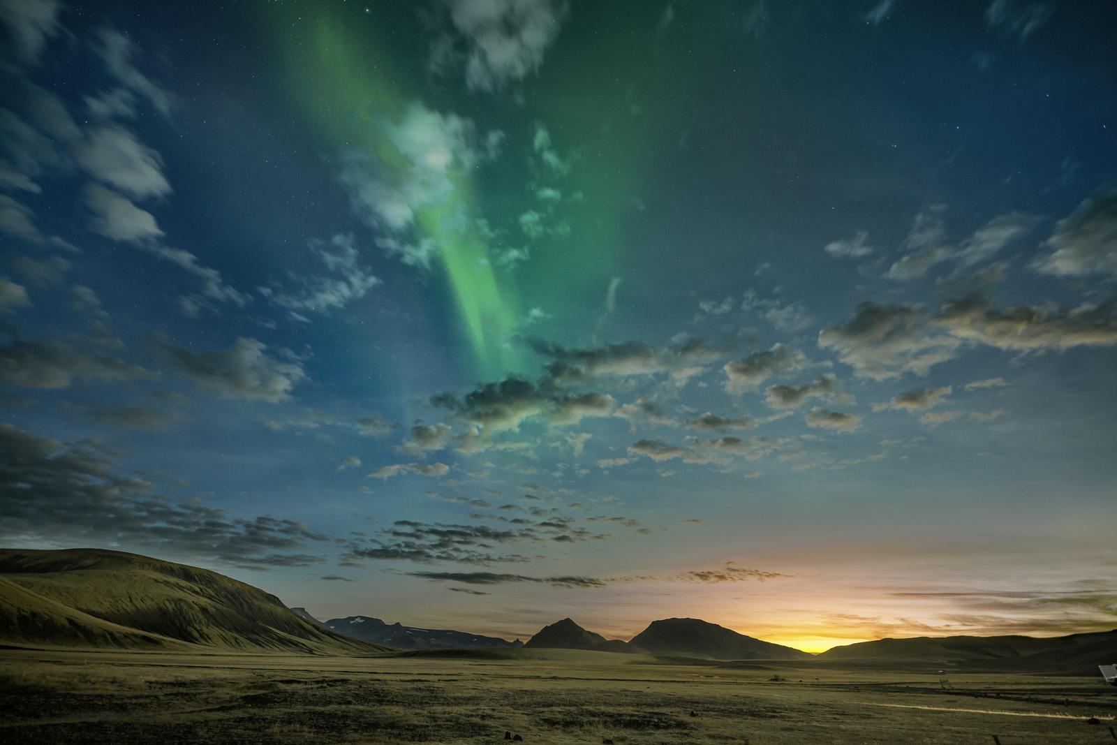 Photo of northern lights sunset in Iceland
