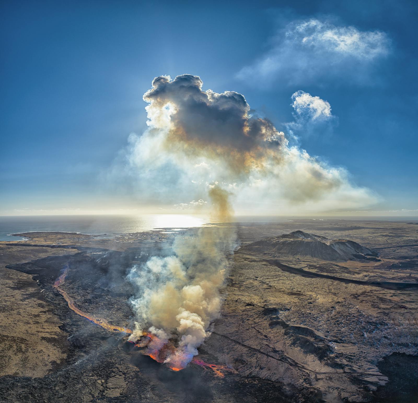 fissure volcano in reykjanes peninsula iceland eruption now