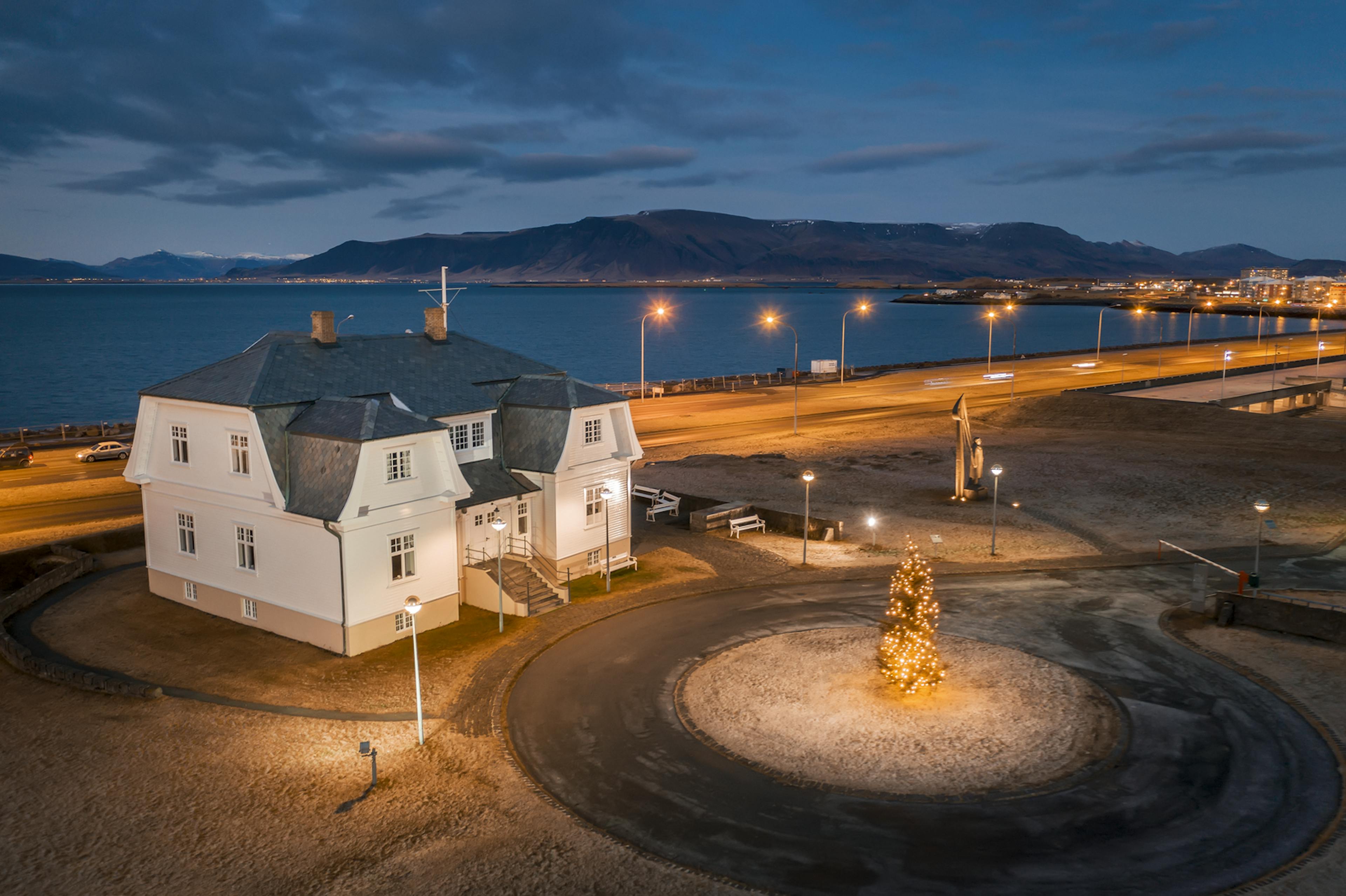 Hofdi House at night 