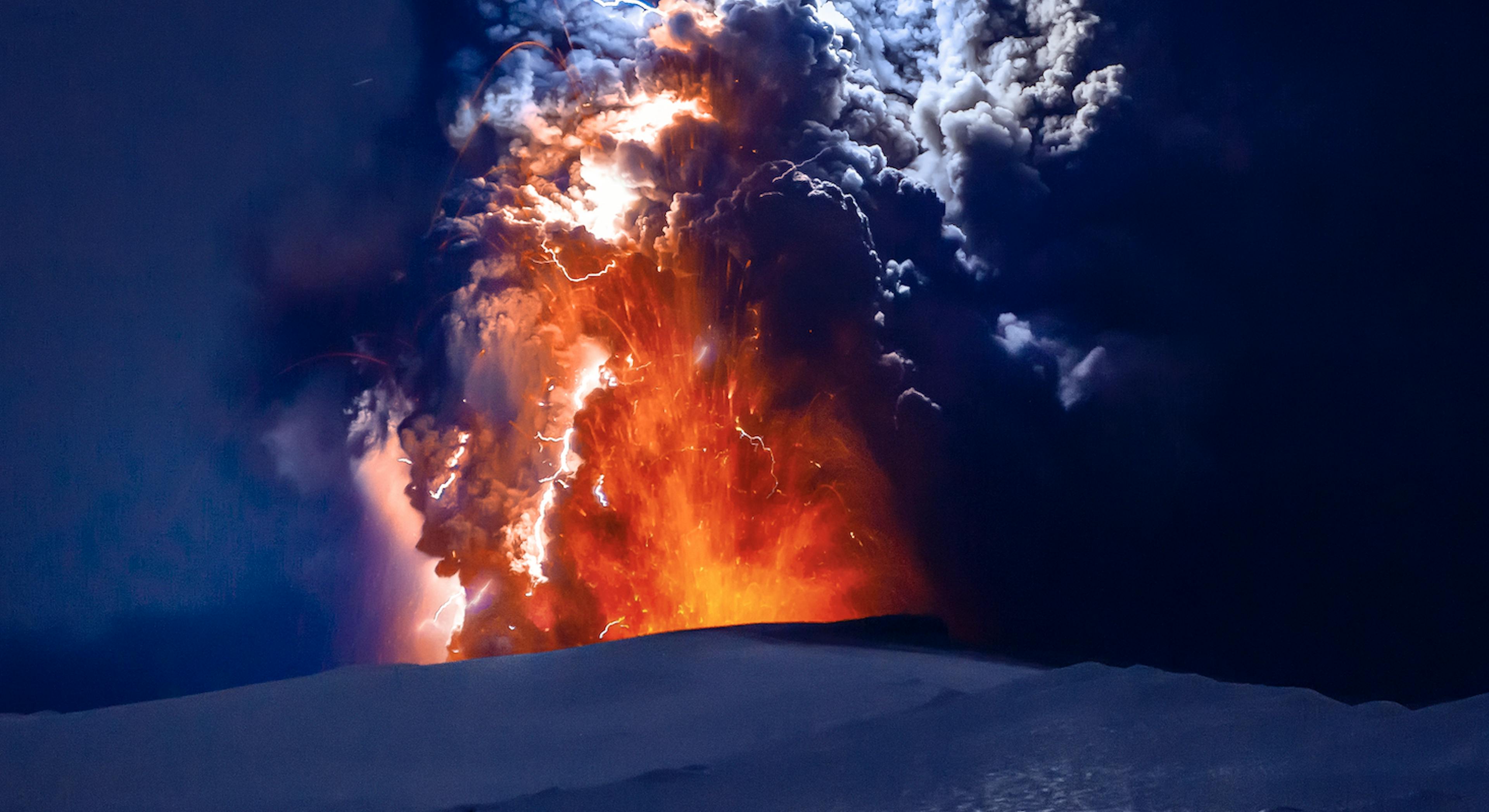 A Phreatic Eruption with Magma and Lightning