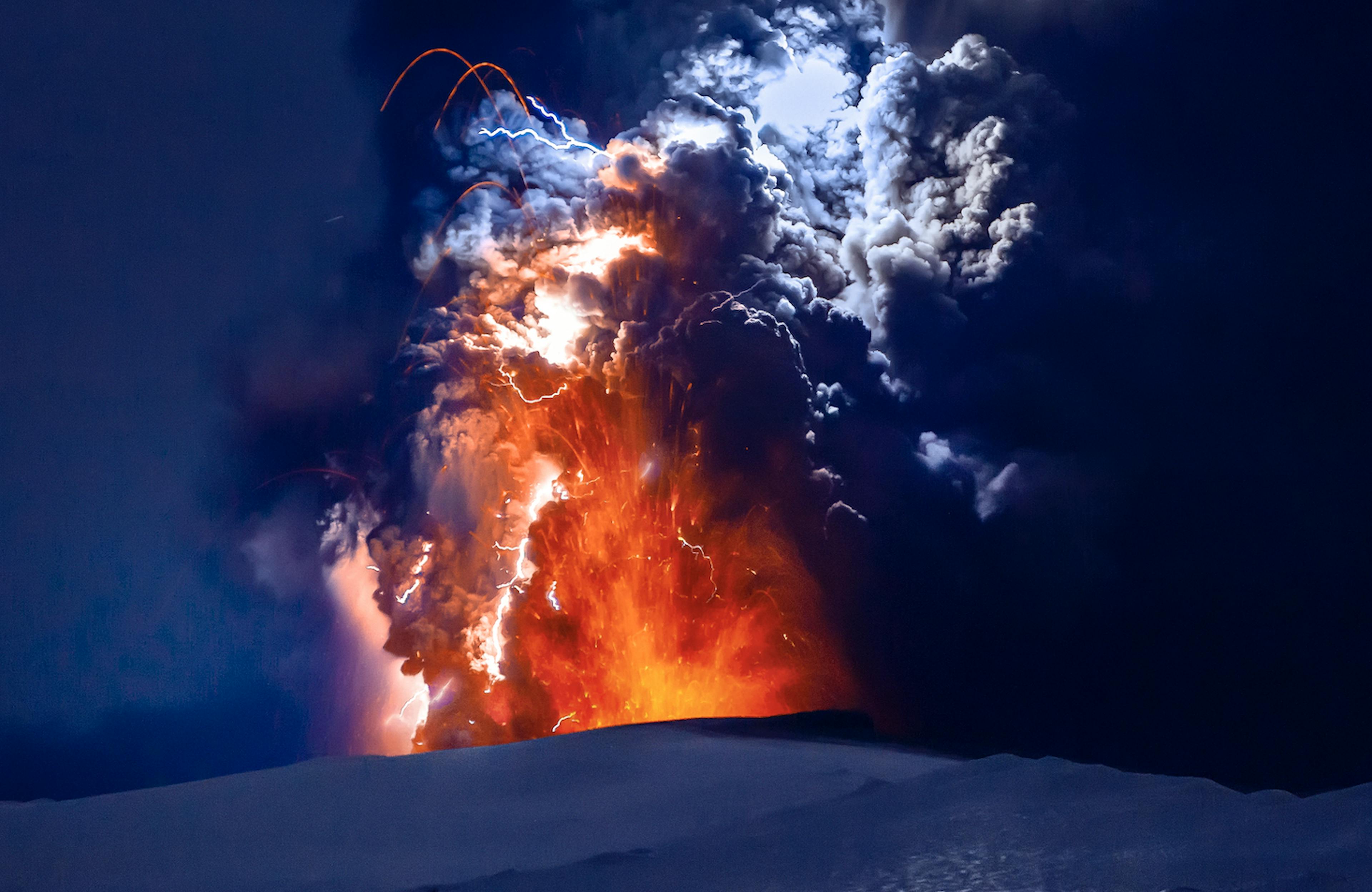 A Phreatic Eruption with Magma and Lightning