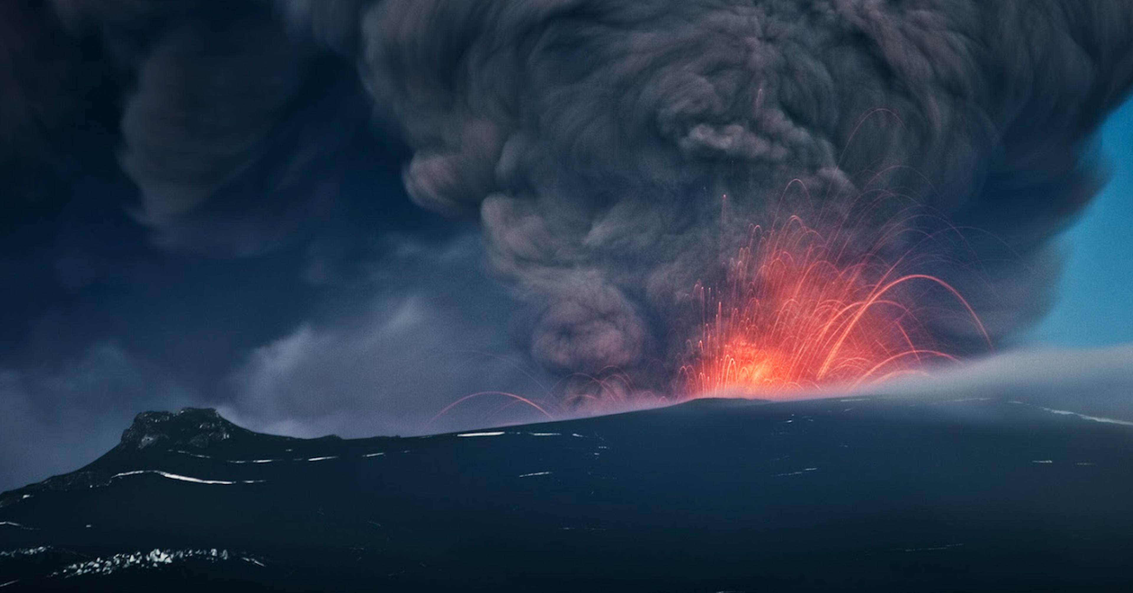 Phreatomagmatic eruption with lava and black ash cloud