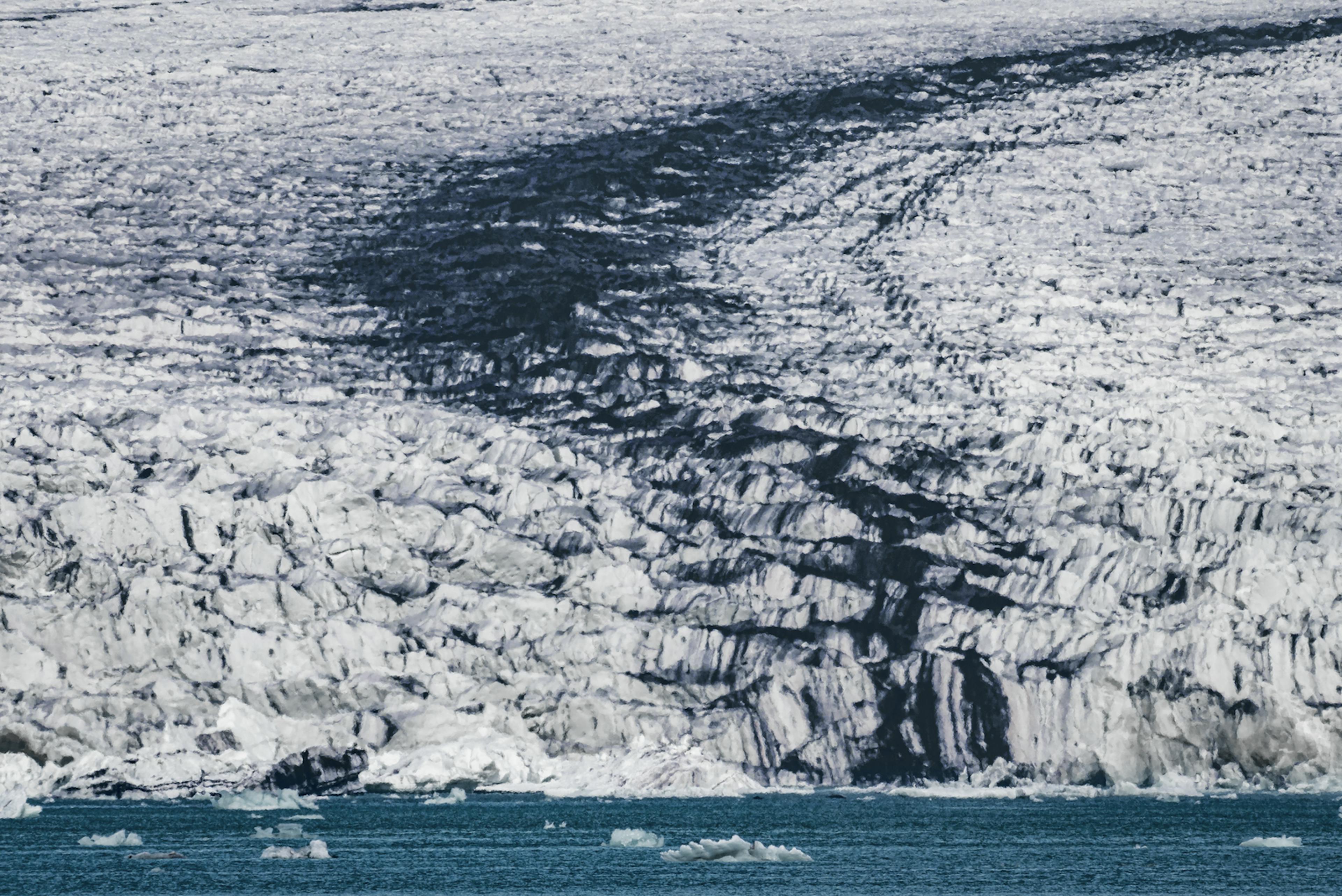 Breiðamerkurjökull Glacier connecting to lagoon