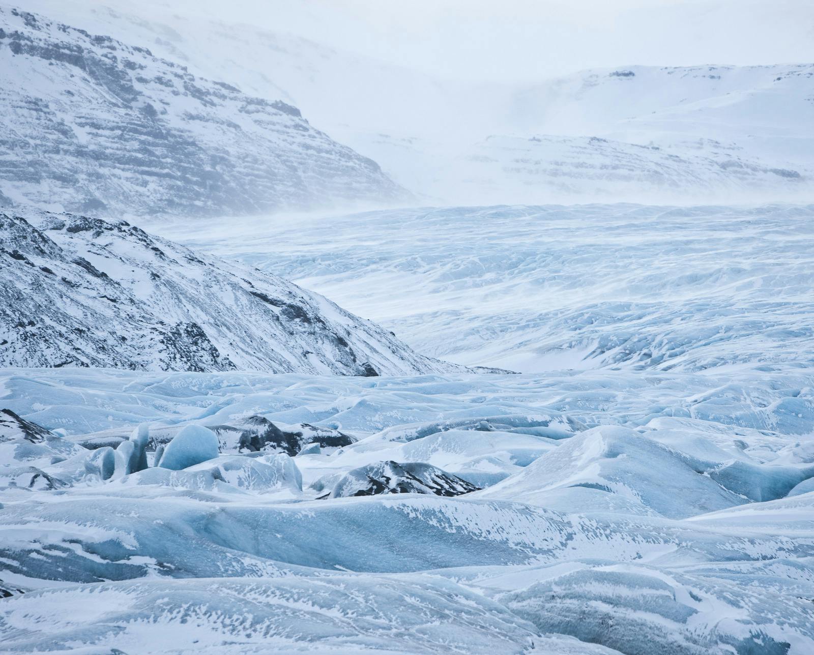 The snowy and blue ice top of Höffellsjökull