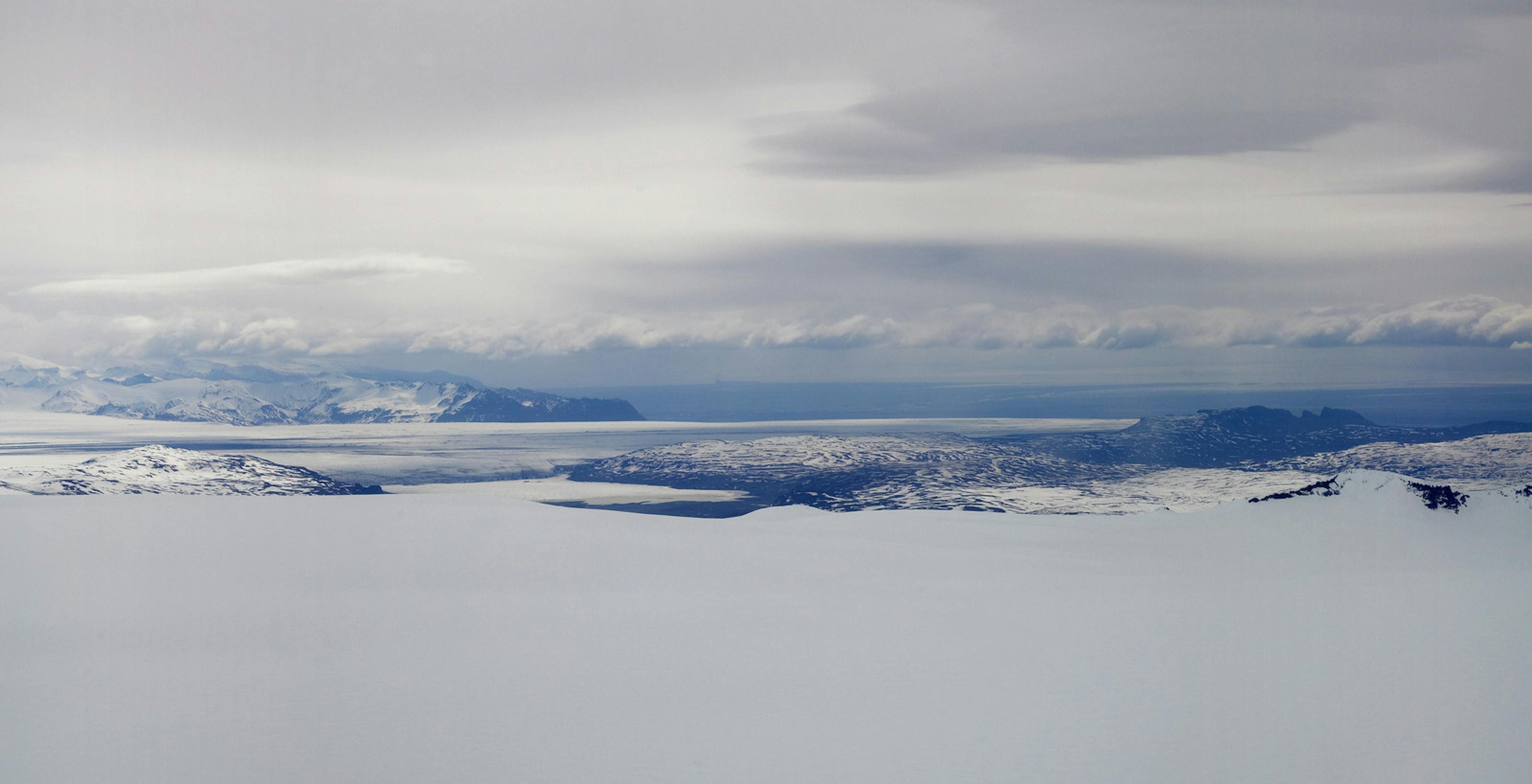 The top of snowy Skeiðarárjökull Glacier