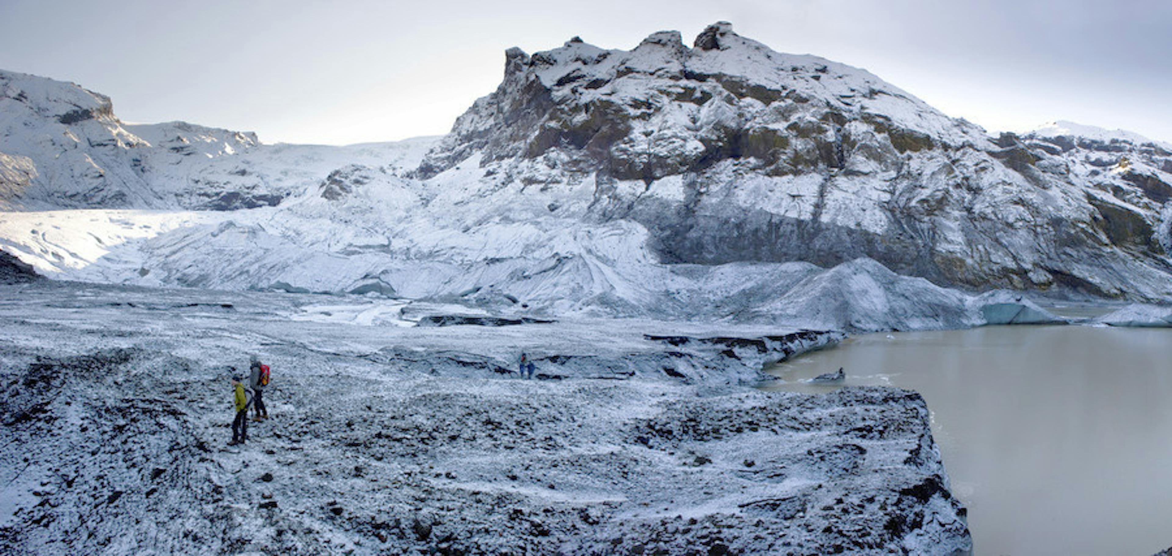 tourists at steinholtsjokull glacier