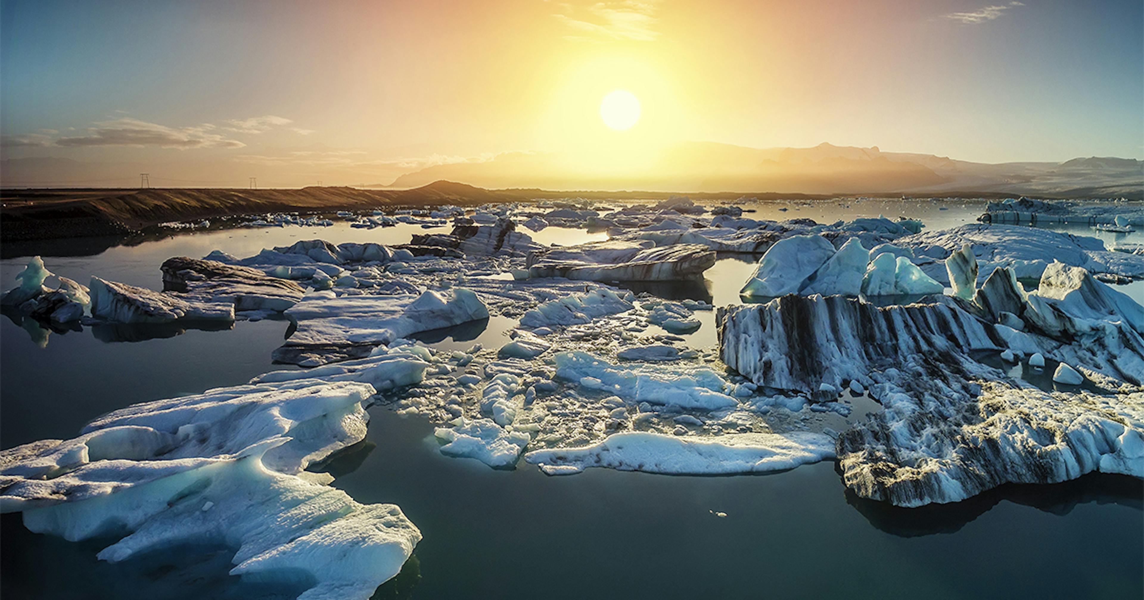 Sun shining over Jokulsarlon 