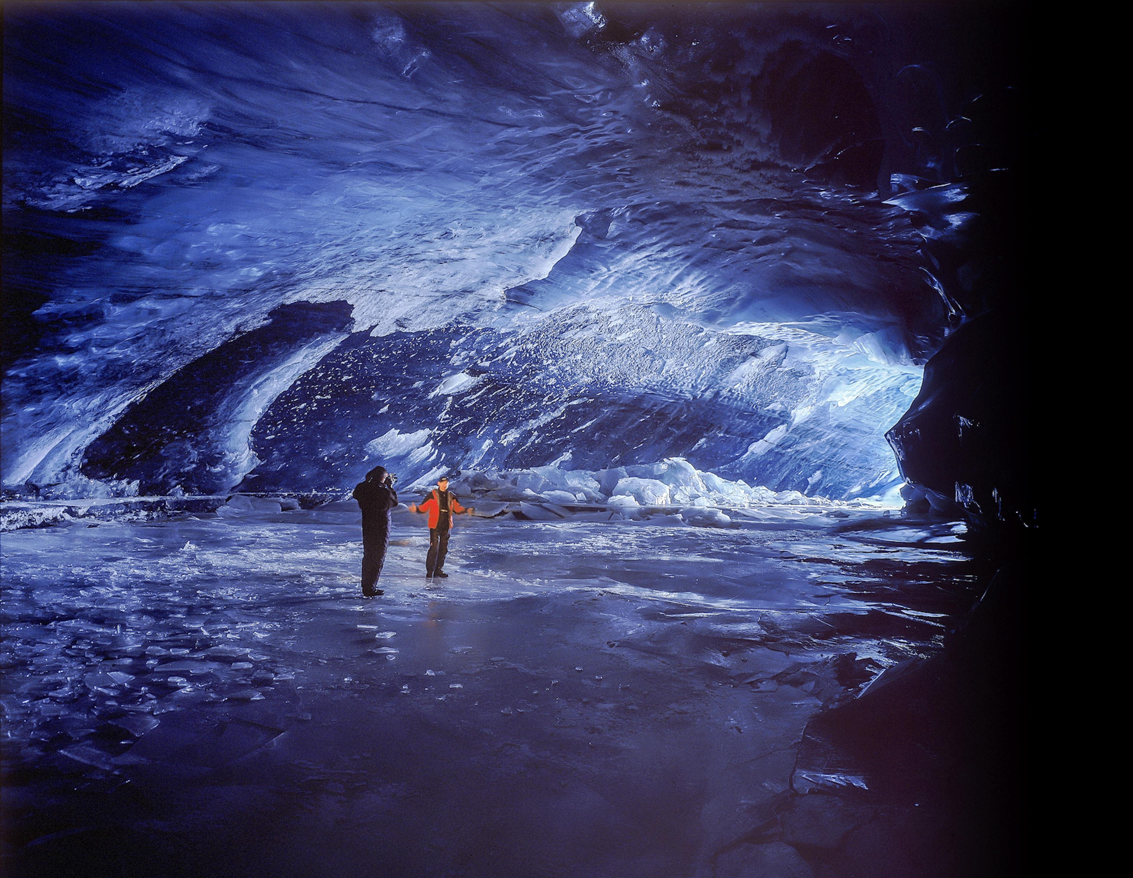 tourists at dyngjujokull glacier 