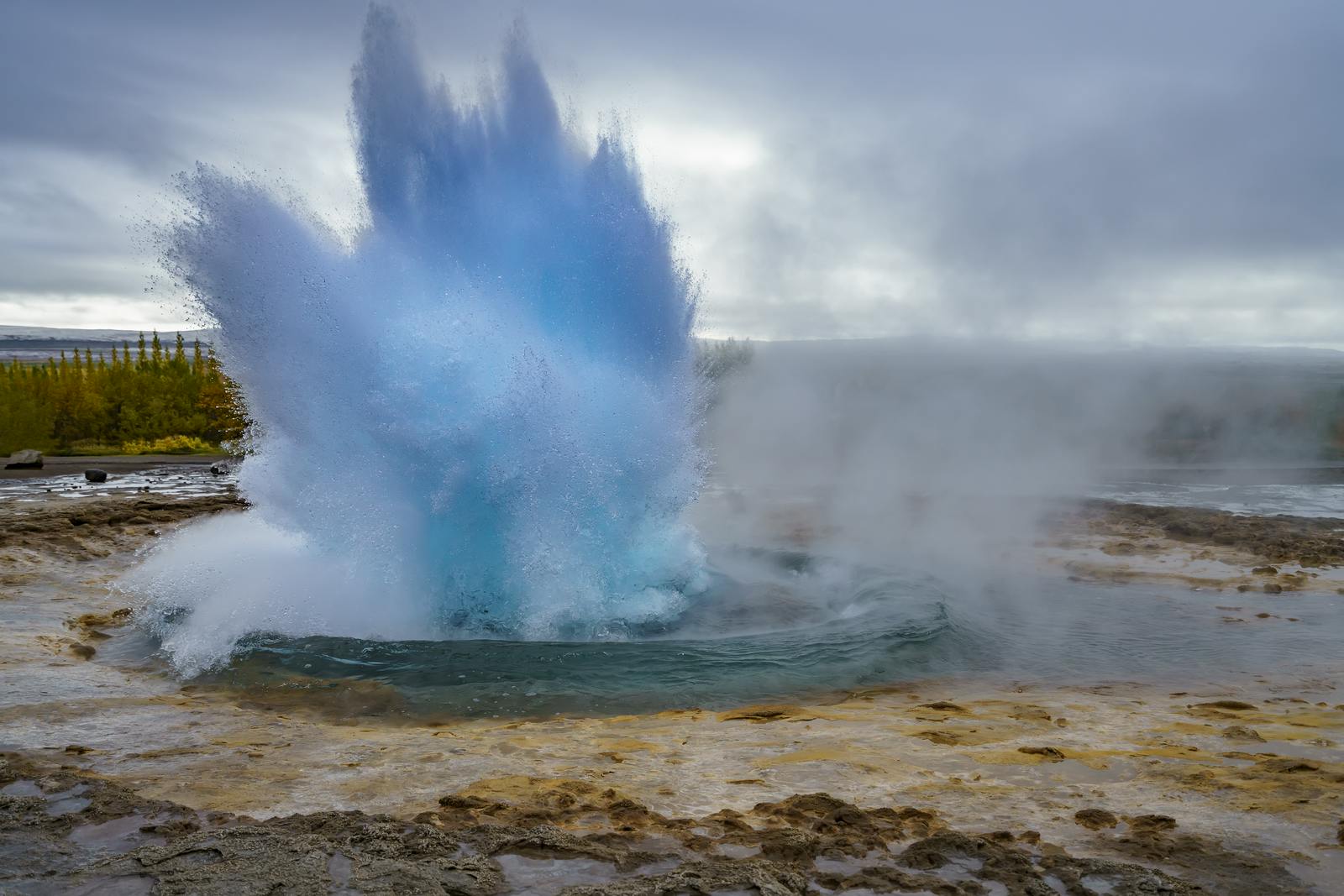 geysir in iceland erupting