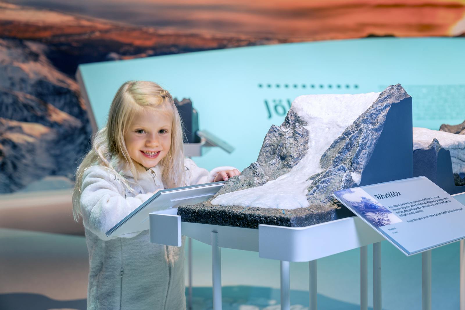 Child visting Perlan Museum 