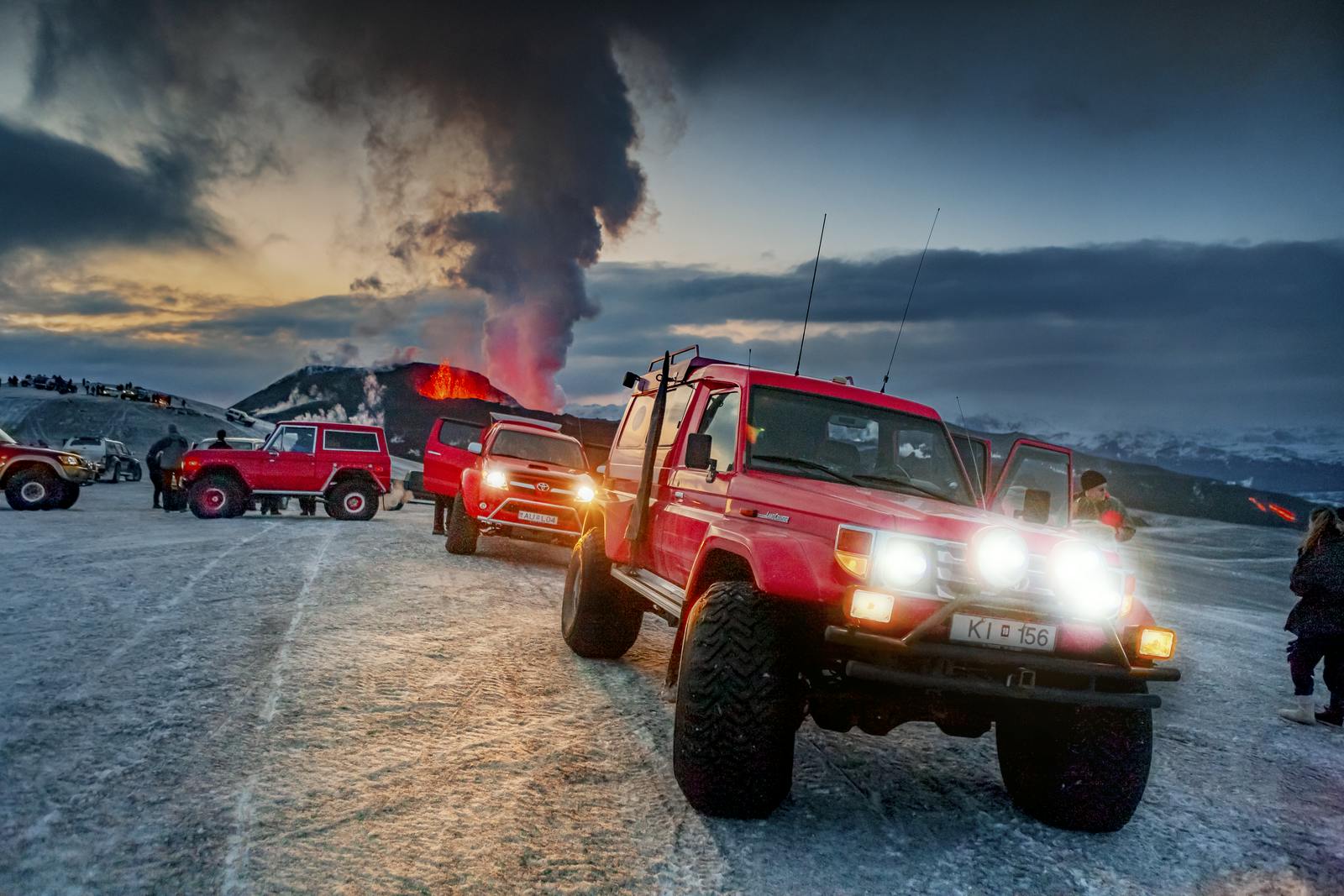 super jeeps in the winter at fimmvörðuháls