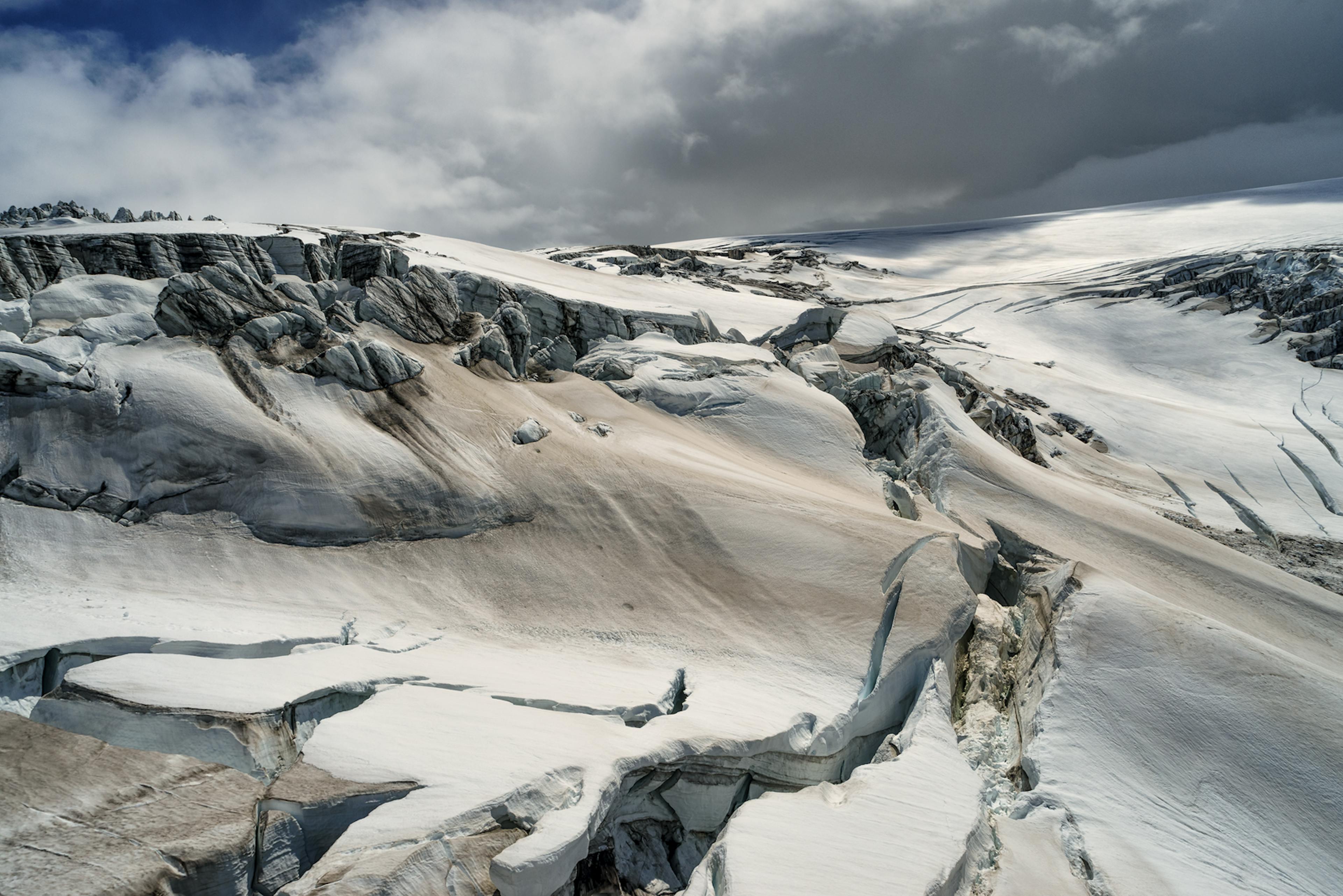 Mýrdalsjökull covered in snow with volcanic ash cracks