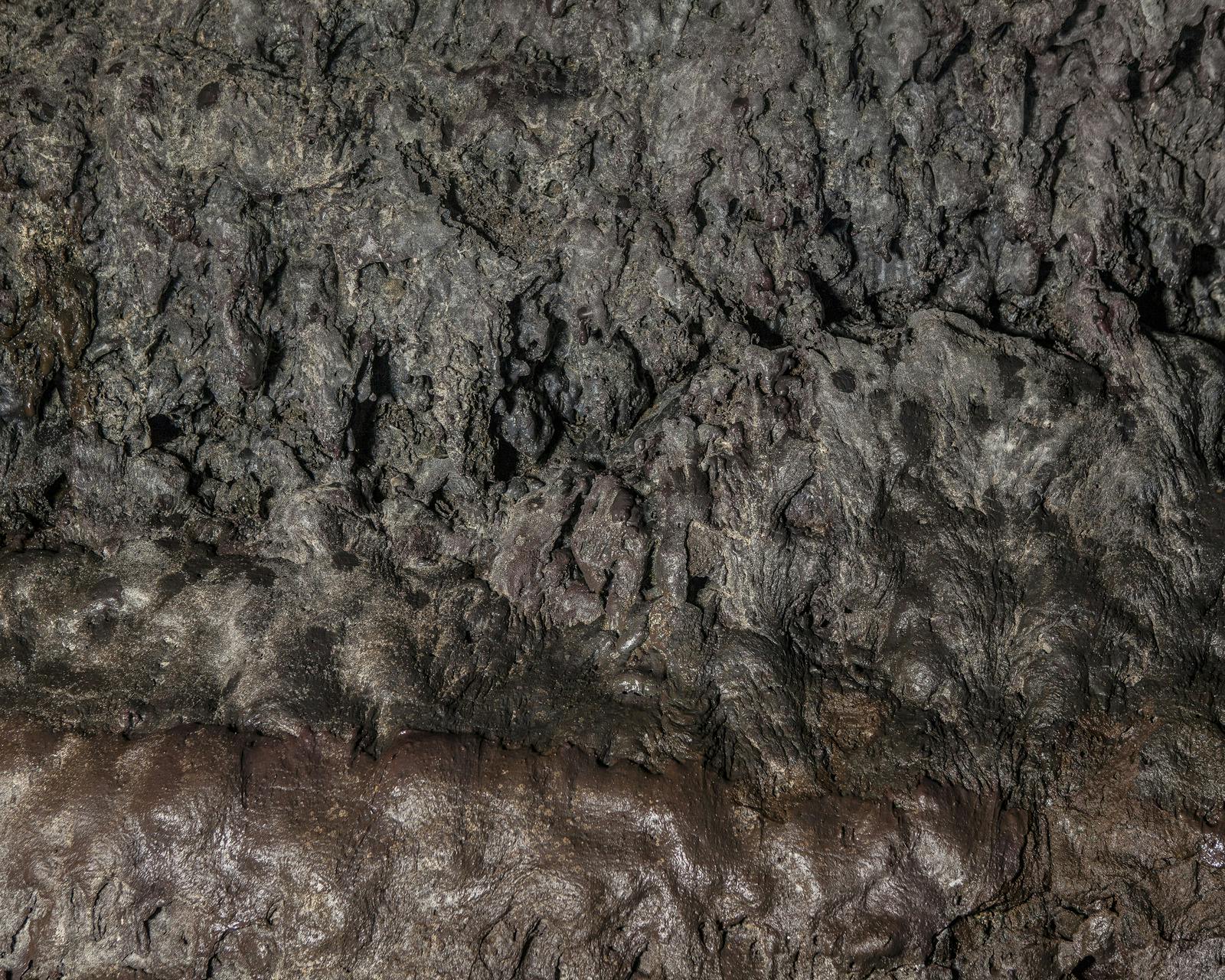 the lava formation at Vatnshellir Cave