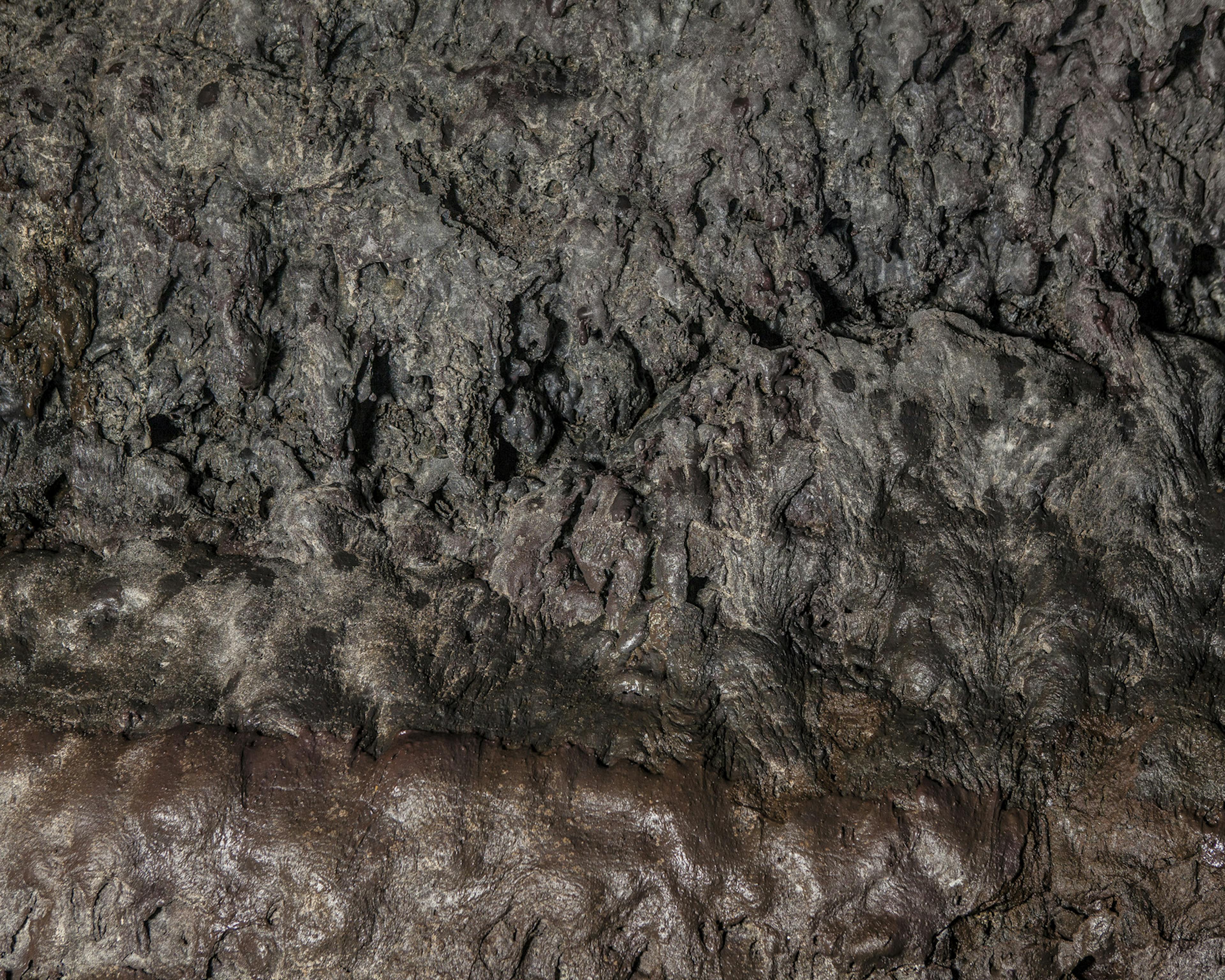 the lava formation at Vatnshellir Cave