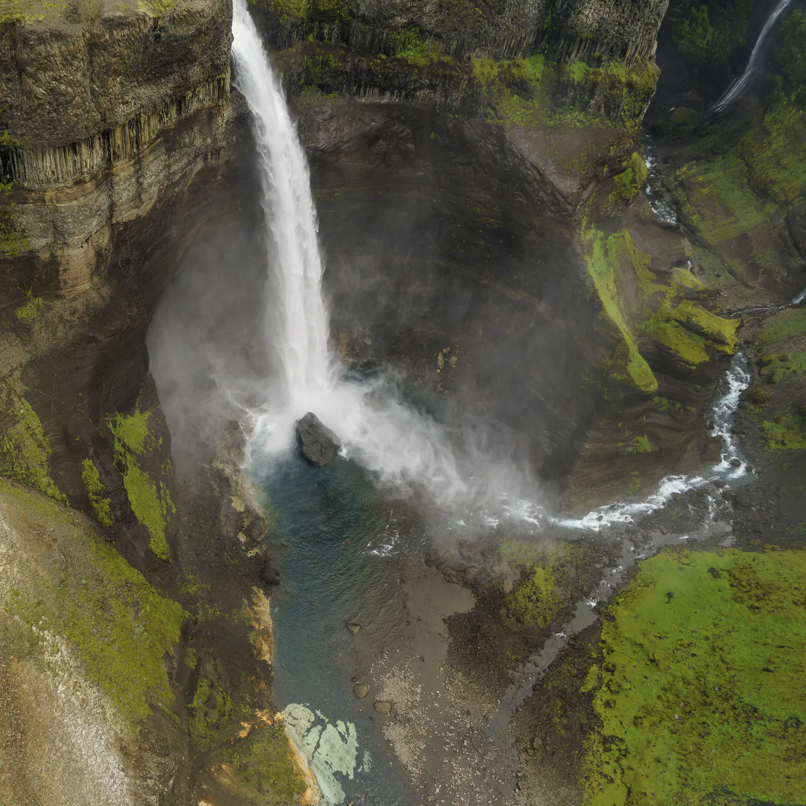 Water running from háifoss