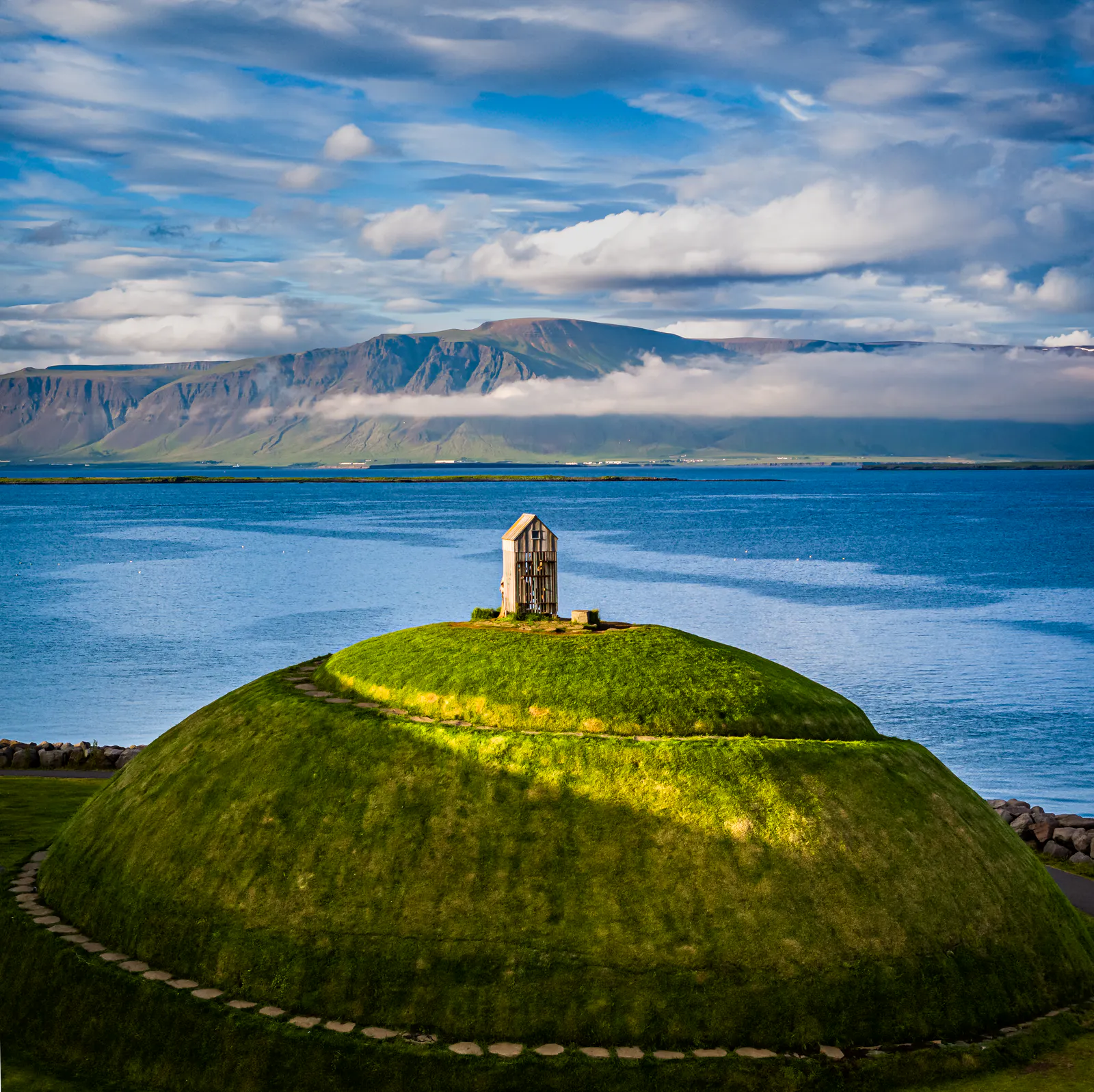 Þúfa with moutains