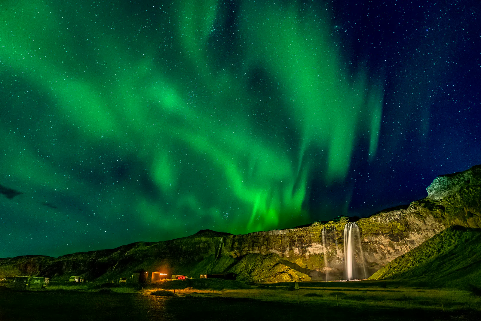 Seljalandsfoss undir Eyjafjöllum á Suðurlandi, baðaður norðurljósum.