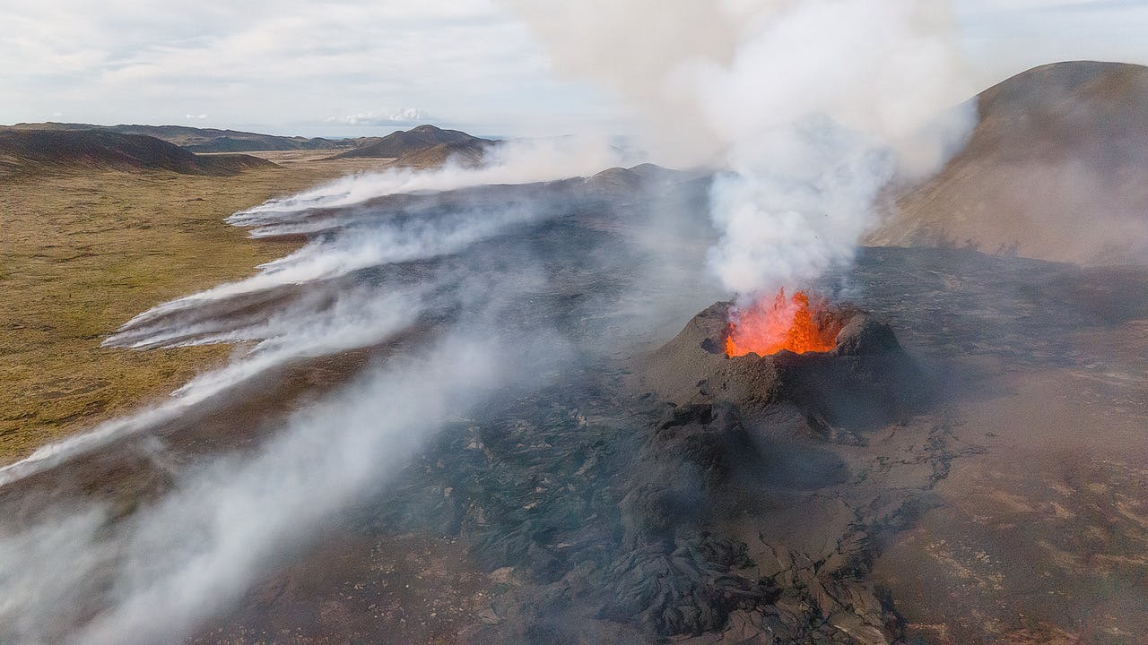 Smoke around eruption site