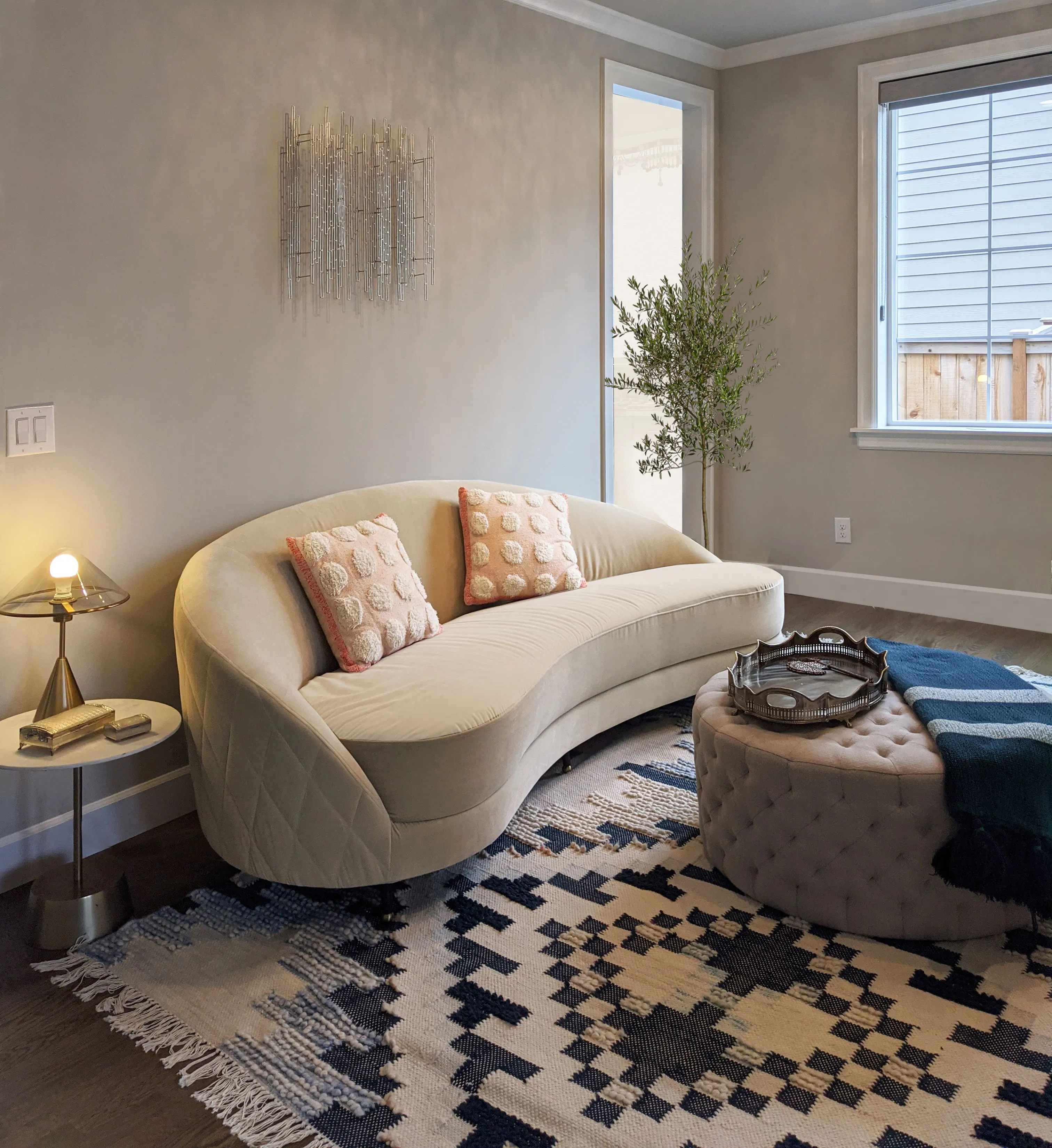 Soft, matte finishes across the upholstery, walls, and textiles create a sense of visual continuity, allowing this living room by Persimmon Design to feel calm, layered, and quietly immersive. The subtle metallic accents introduce just enough reflection to bring depth without disrupting the overall sense of restraint.