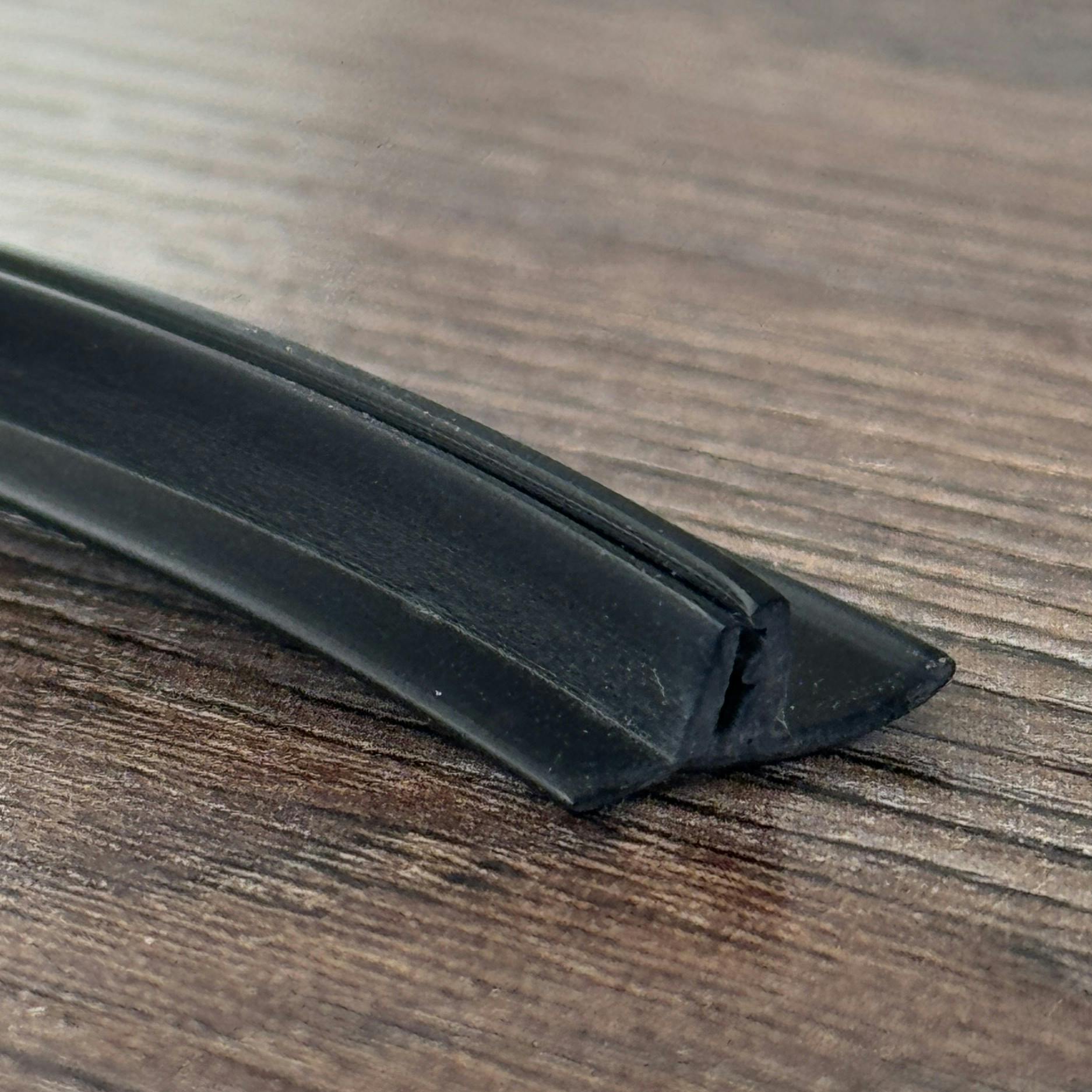 Вставка чёрная матовая Т-образная