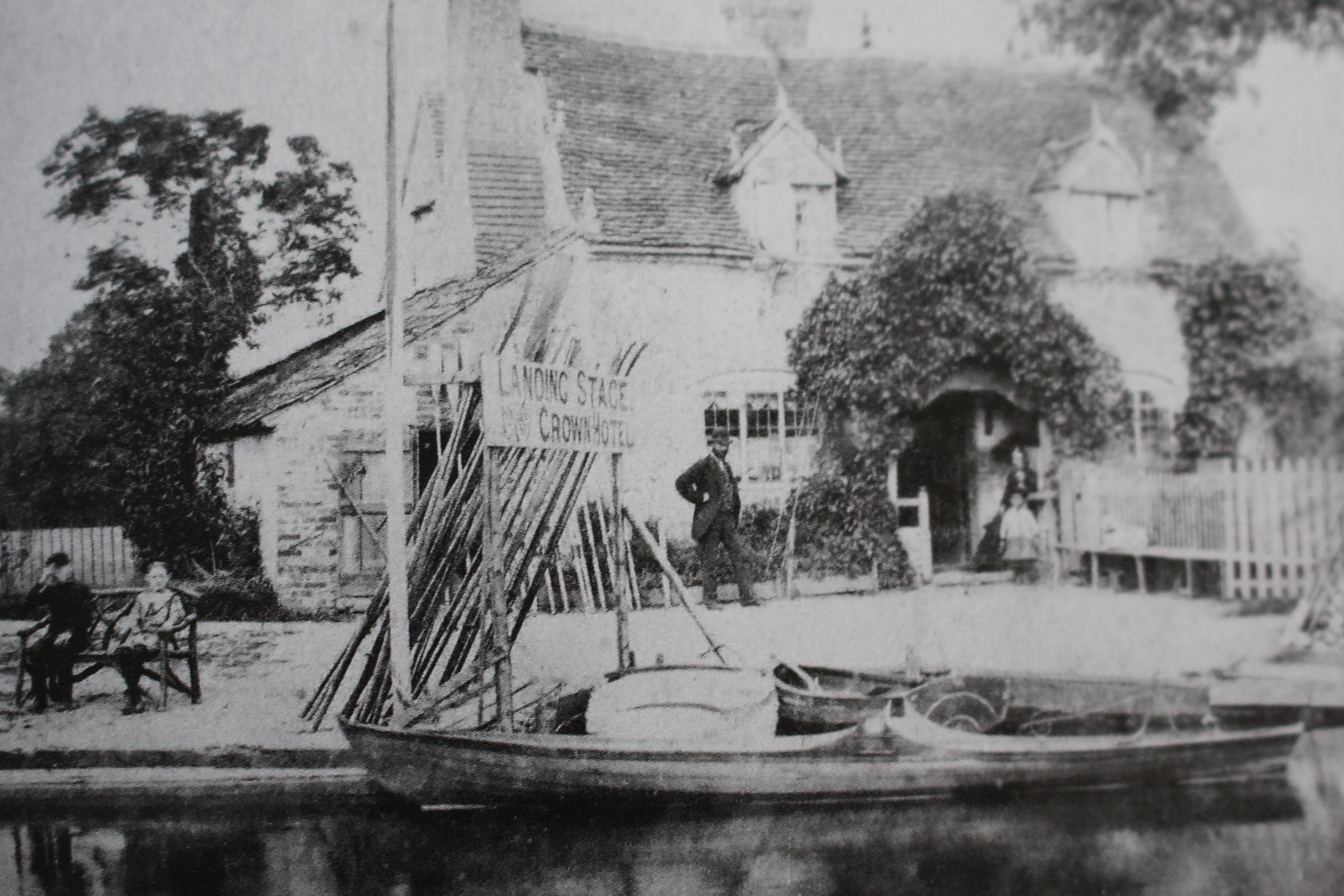 Traditional wooden boats, early black & white photo of the landing stage of the Freebody owned Crown Hotel at Caversham