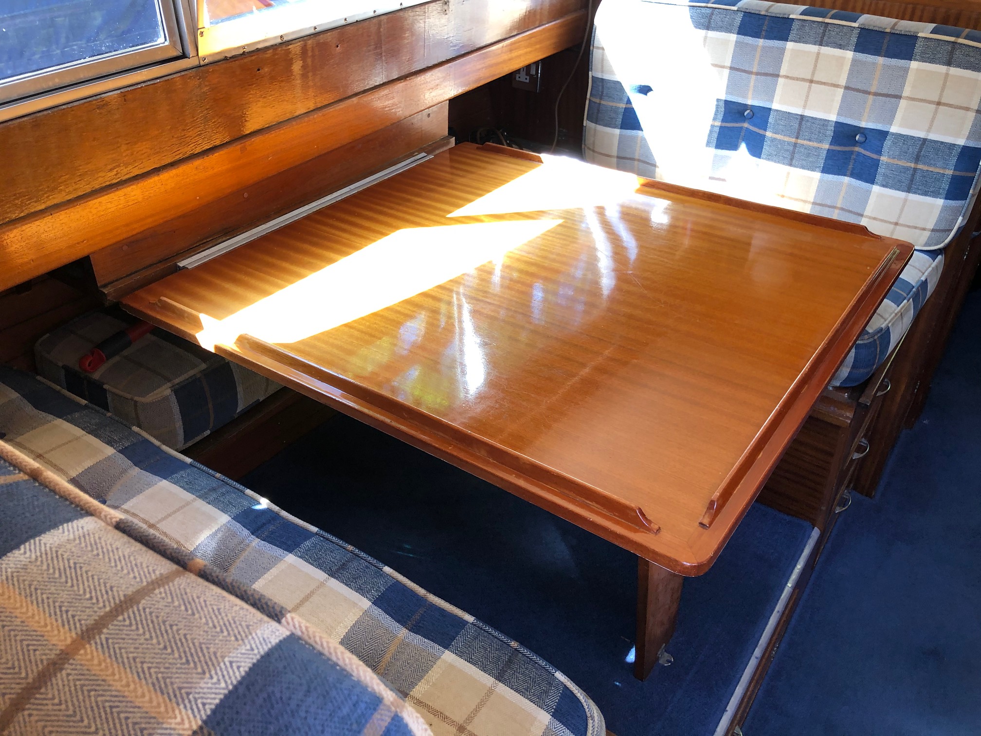 6 berth cabin cruiser for sale, dining area