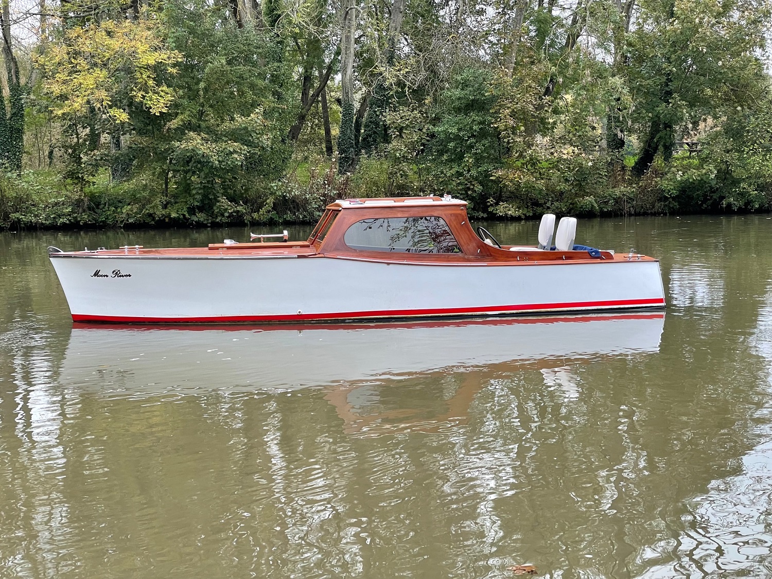 Classic wooden boat for sale, 21ft day boat side view afloat river Thames