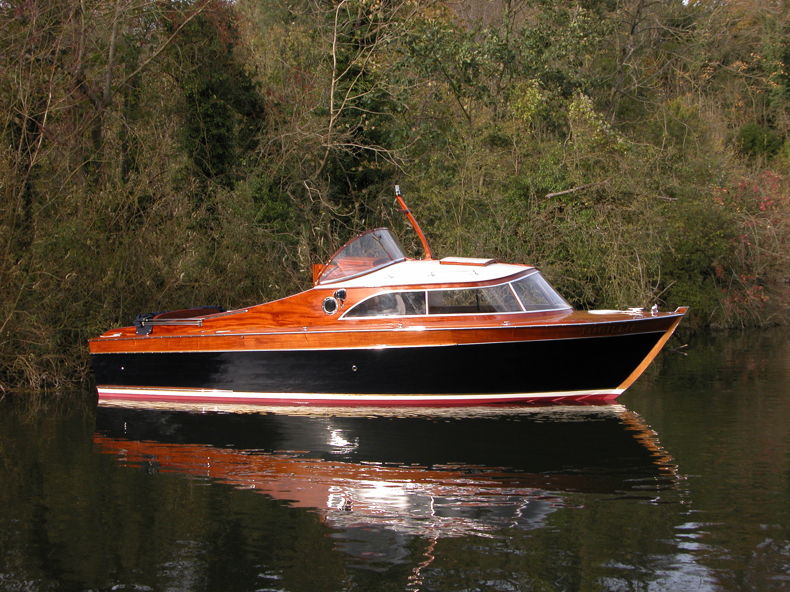 Classic wooden boats for sale, 26ft Robert Beelitz cabin cruiser side view afloat Thames