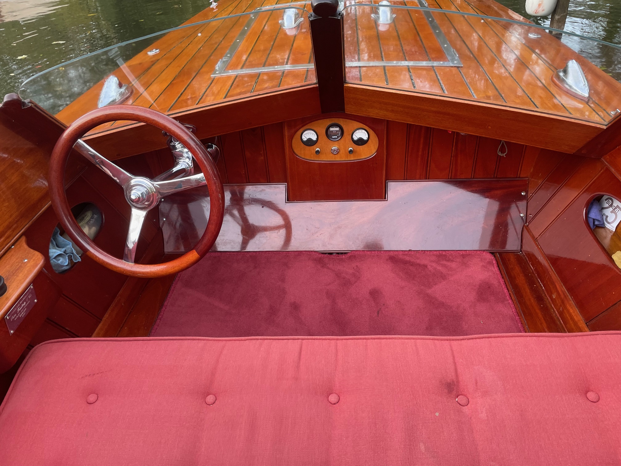 25ft wooden boat for sale river Thames, view of steering wheel and dash