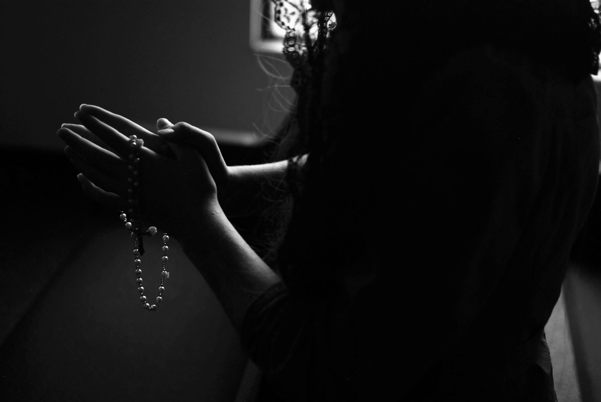 Women praying the rosary