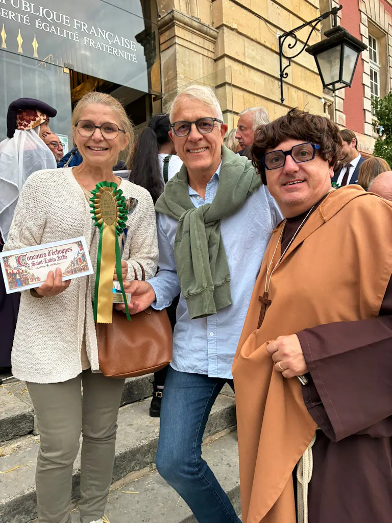 Remise de la coupe devant la mairie de Rambouillet