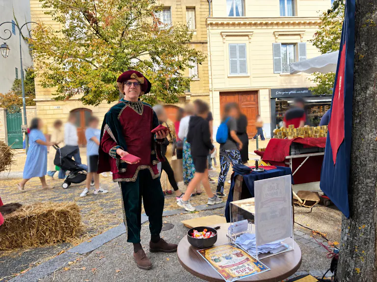 Bruno devant l'animation proposée par les Pompes Funèbres et Marbrerie Vandycke lors de la Saint-Lubin 2026 de Rambouillet