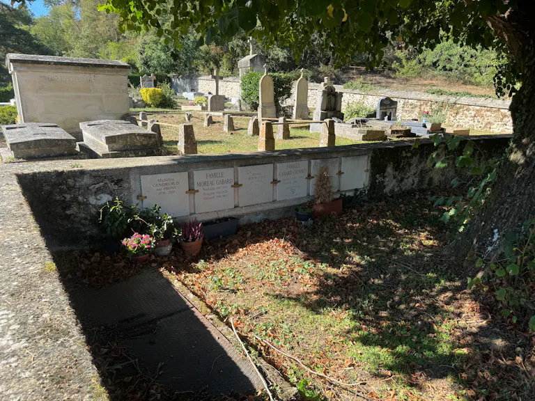 Cases columbarium au cimetière de Milon-la-Chapelle