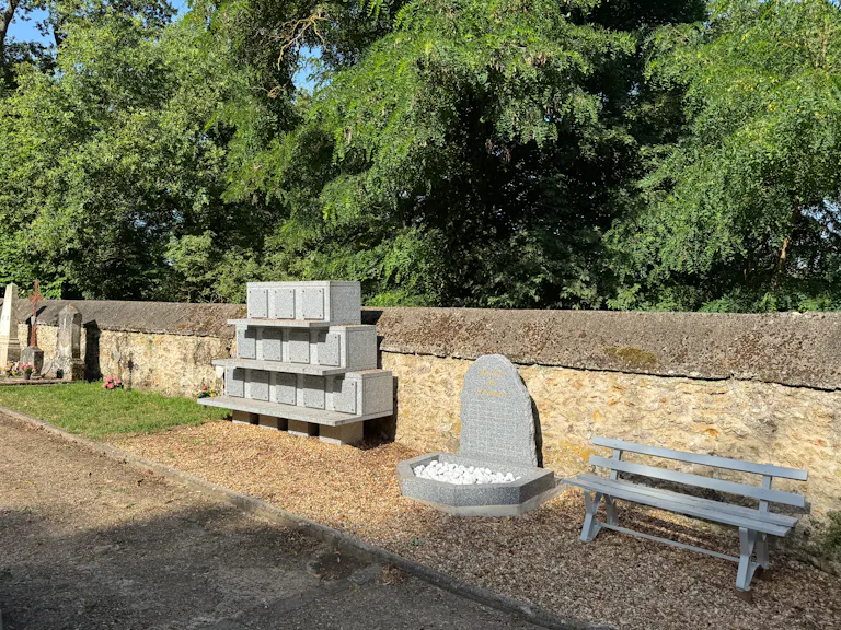 Columbarium et jardin du souvenir de Senlisse (78)