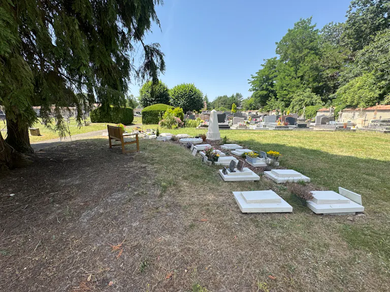 Espace cinéraire au cimetière 

de Poigny-la-Forêt