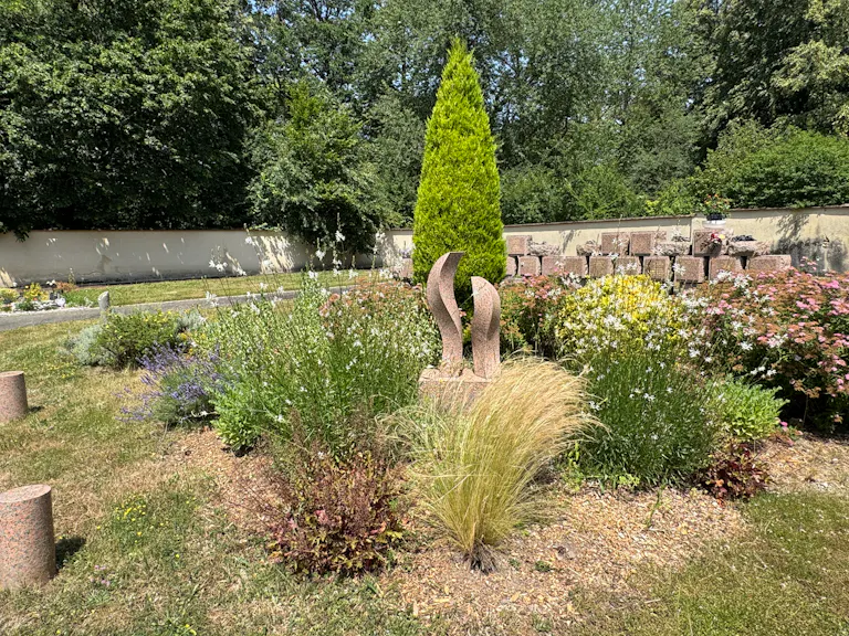 Jardin du souvenir au cimetière de Saint-Hilarion