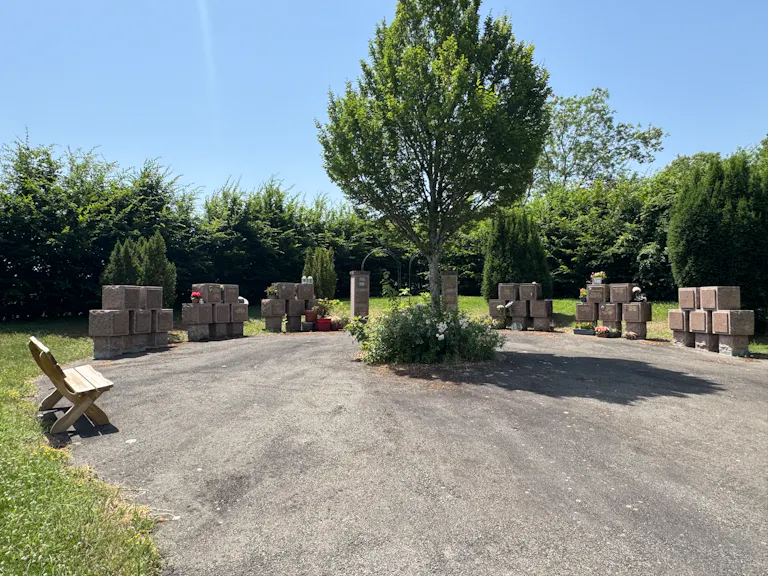 Columbariums au cimetière de Gazeran