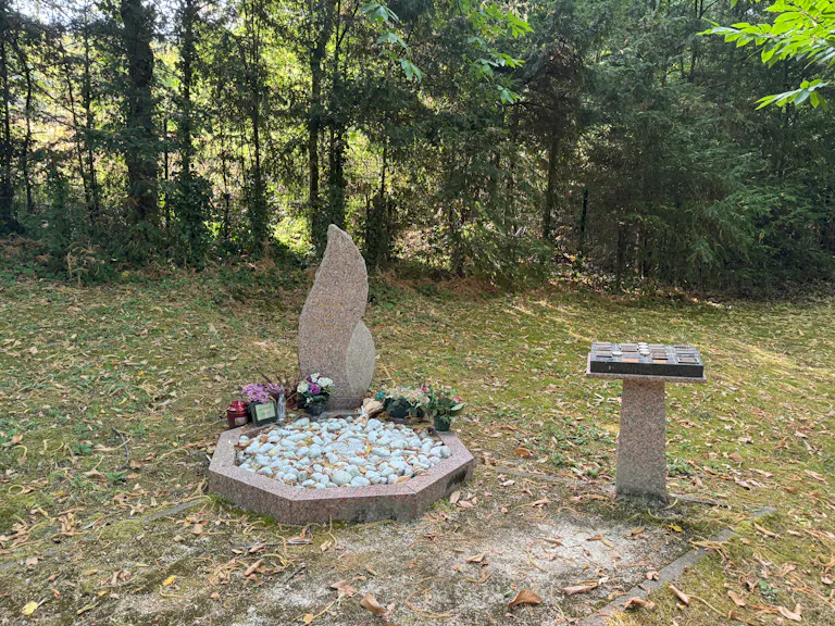 Jardin du souvenir au cimetière paysagé de Bures-sur-Yvette