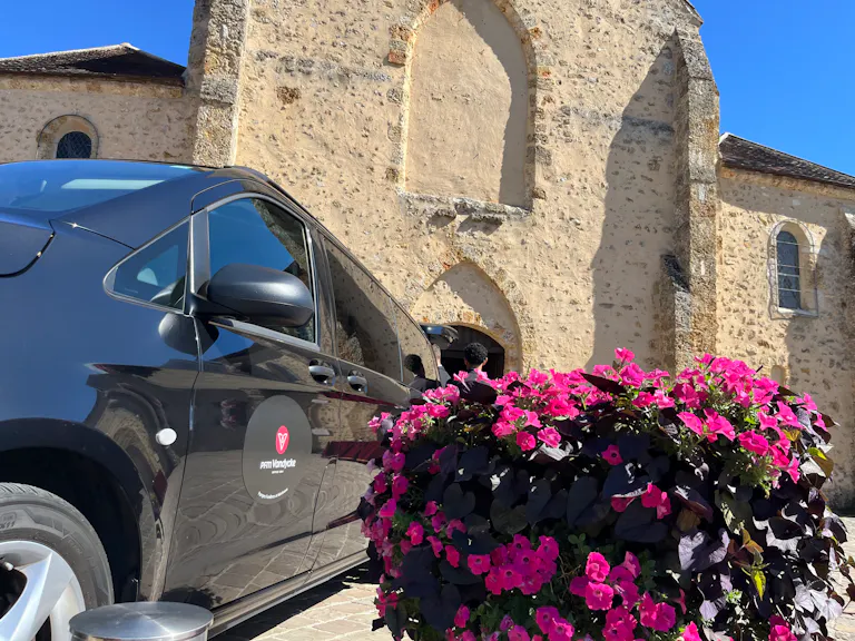 Corbillard des Pompes Funèbres et Marbrerie Vandycke devant l'église Saint-Martin de Chevreuse