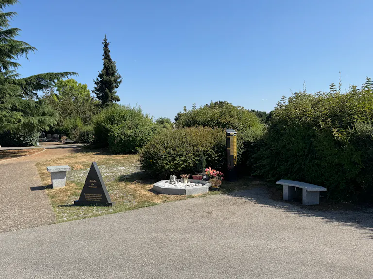 Jardin du souvenir au cimetière de l'Orme au Berger de Magny-les-Hameaux
