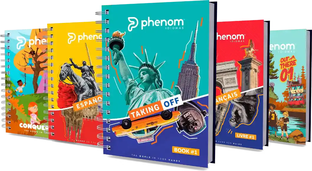 Kit com cinco cadernos de viagem da Phenom IDIOMAS, com capas coloridas que incluem ícones de cidades e textos como TAKE OFF, BOOK #1, OUT THERE OI e LIVRE #1.