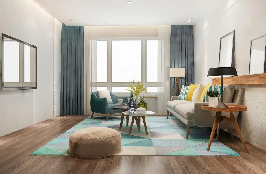 Sala de estar moderna e aconchegante com sofá cinza, poltronas, tapete colorido, mesa de centro de madeira e cortinas azuis, vista ampla do ambiente