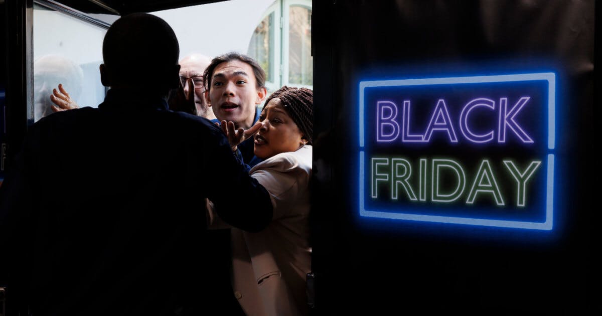 Pessoas em pé diante de um cartaz de Black Friday, demonstrando entusiasmo pelas ofertas e promoções do evento.